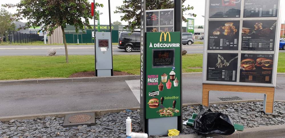 recouvrement en film adhesif de la borne drive du mac donnalds a petite foret