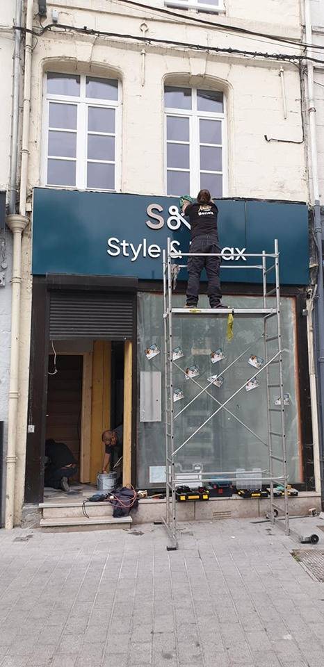 enseigne et vitrine pour le coiffeur style and relax a saint amand les eaux